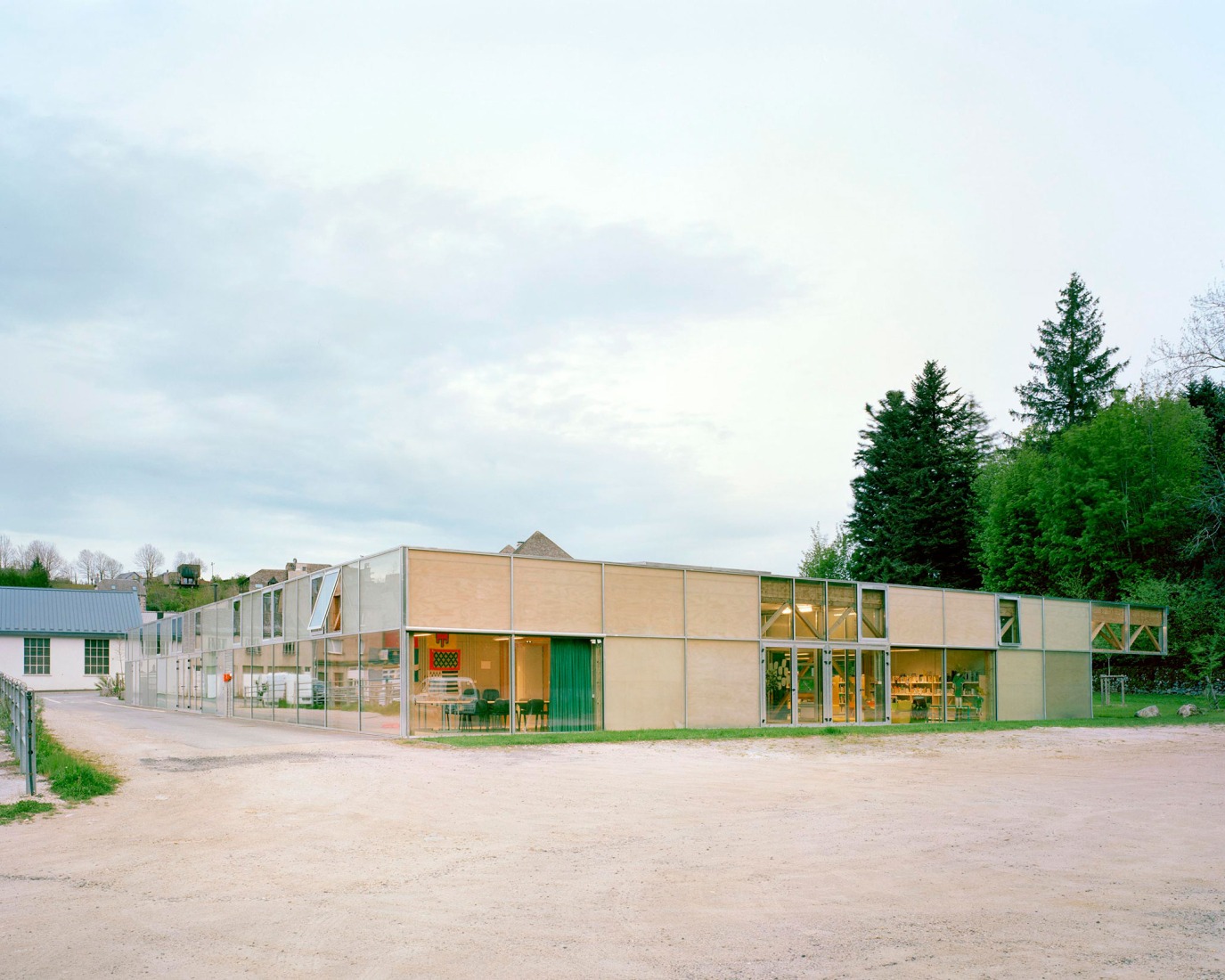 Le Foirail Multi-Service Center by Betillon & Freyermuth Architects + crypto architectes.Photograph by Maxime Delvaux.