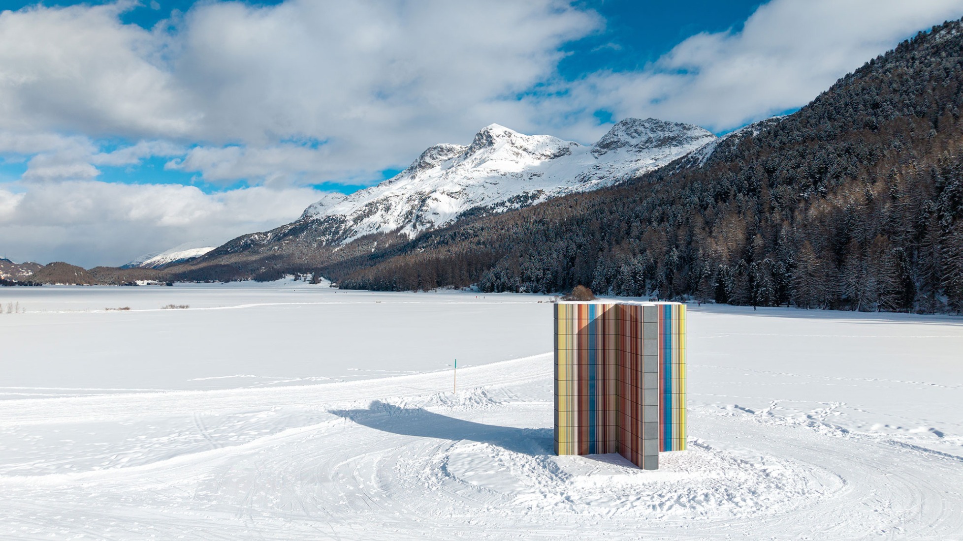 Gerhard Richter, STRIP TOWER (962), 2023. Sils Maria, Suiza, 2026. Fotografía por Luzi Seiler. Cortesía de Gerhard Richter Kunststiftung y Luma Foundation.