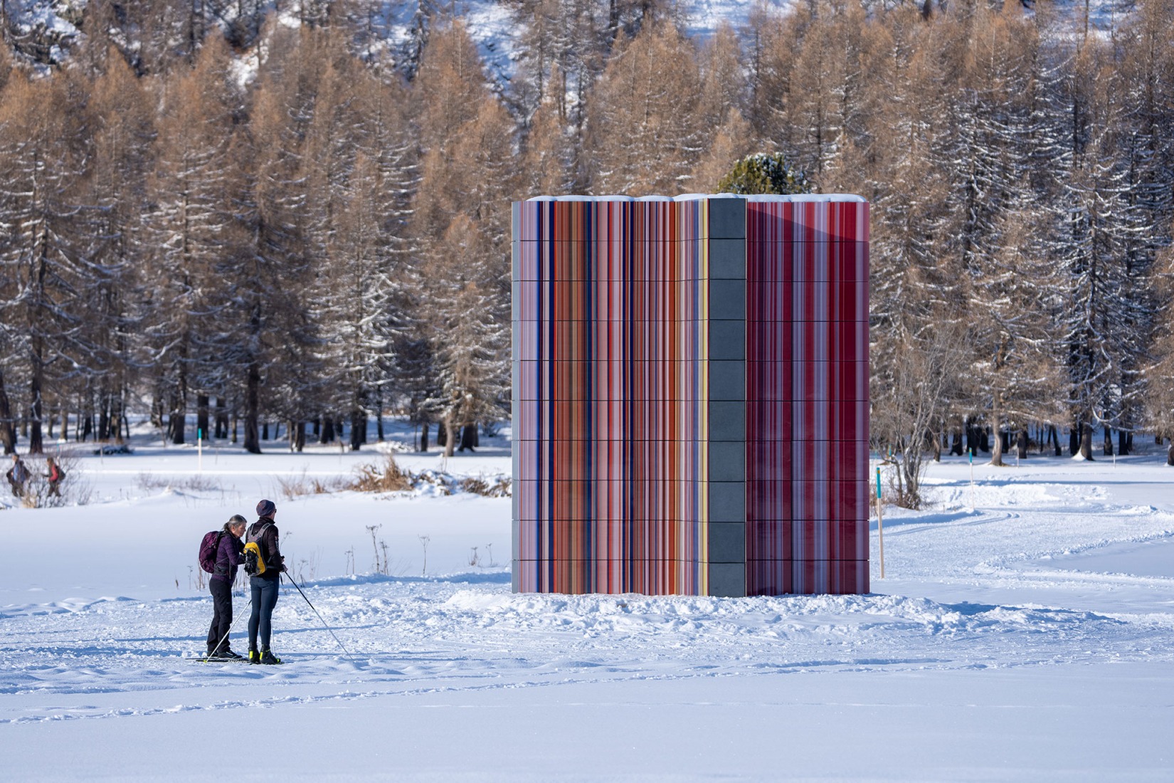 Gerhard Richter, STRIP TOWER (962), 2023. Sils Maria, Suiza, 2026. Fotografía por Luzi Seiler. Cortesía de Gerhard Richter Kunststiftung y Luma Foundation.