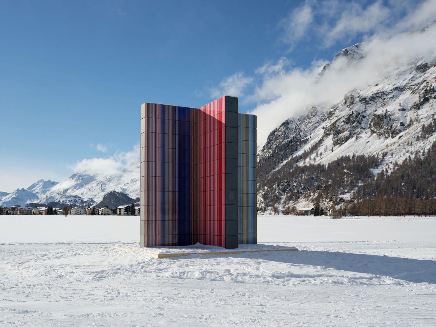 Gerhard Richter, STRIP TOWER (962), 2023. Sils Maria, Suiza, 2026. Fotografía por Schaub Stierli Fotografie. Cortesía de Gerhard Richter Kunststiftung y Luma Foundation.