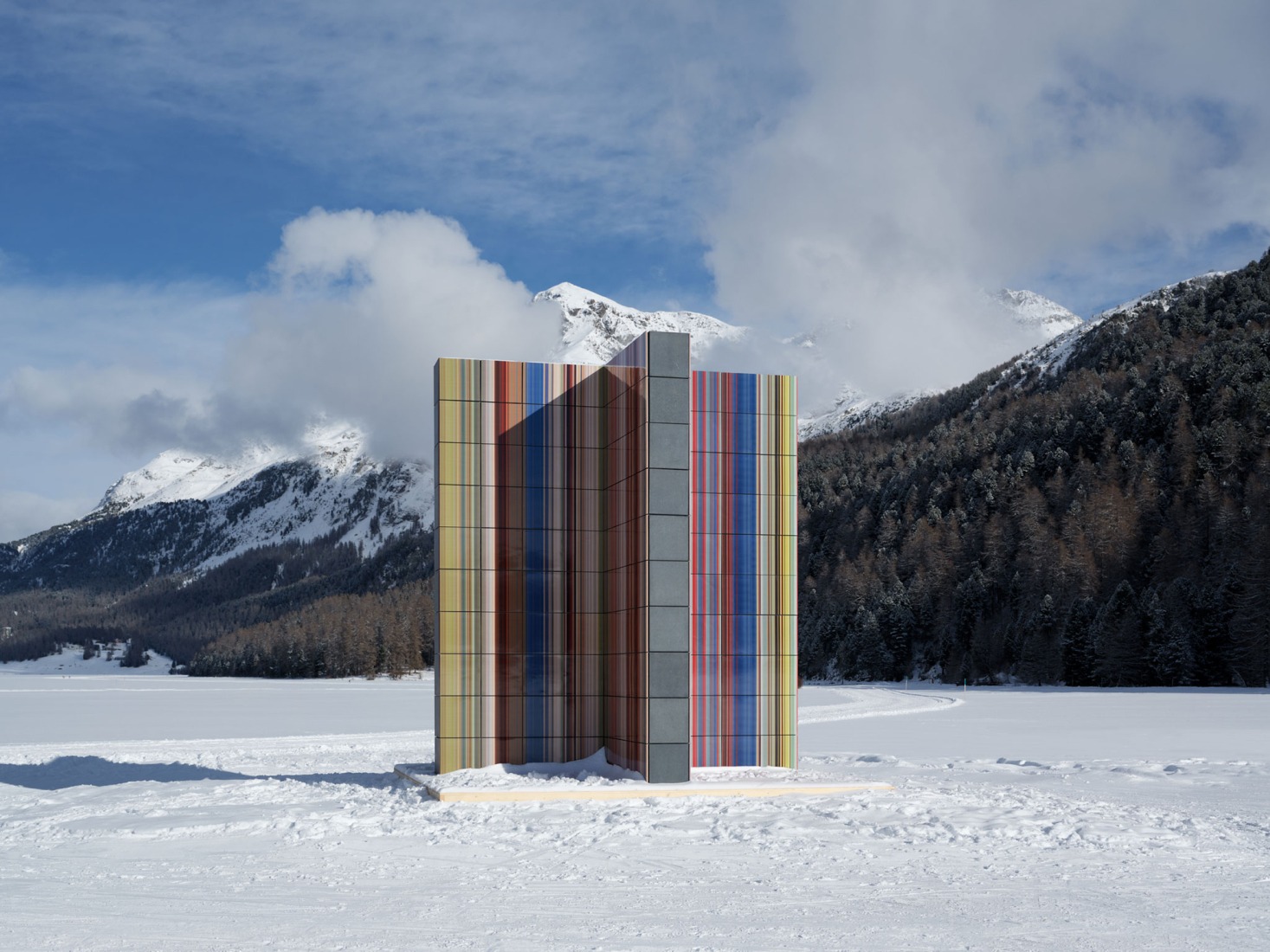 Gerhard Richter, STRIP TOWER (962), 2023. Sils Maria, Suiza, 2026. Fotografía por Schaub Stierli Fotografie. Cortesía de Gerhard Richter Kunststiftung y Luma Foundation.