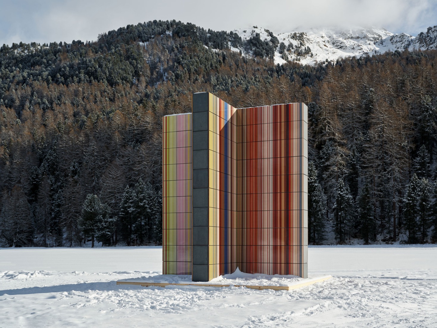 Gerhard Richter, STRIP TOWER (962), 2023. Sils Maria, Suiza, 2026. Fotografía por Schaub Stierli Fotografie. Cortesía de Gerhard Richter Kunststiftung y Luma Foundation.
