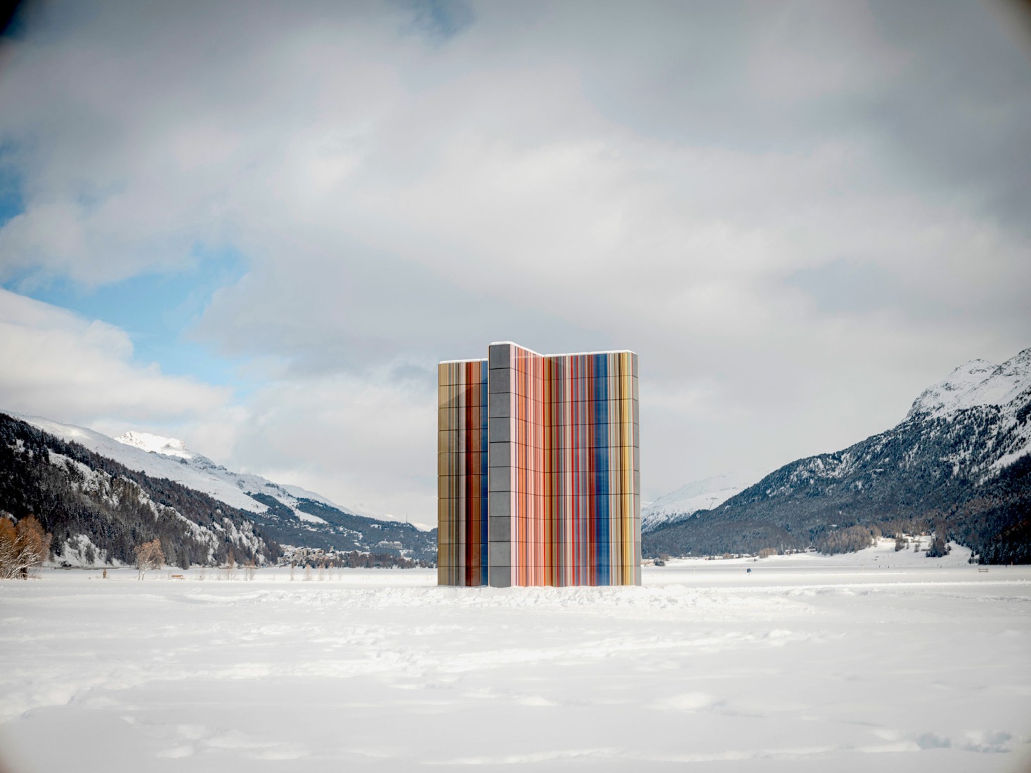 Gerhard Richter, STRIP TOWER (962), 2023. Sils Maria, Suiza, 2026.Fotografía por Victor & Simon / Joana Luz. Cortesía de Gerhard Richter Kunststiftung y Luma Foundation.