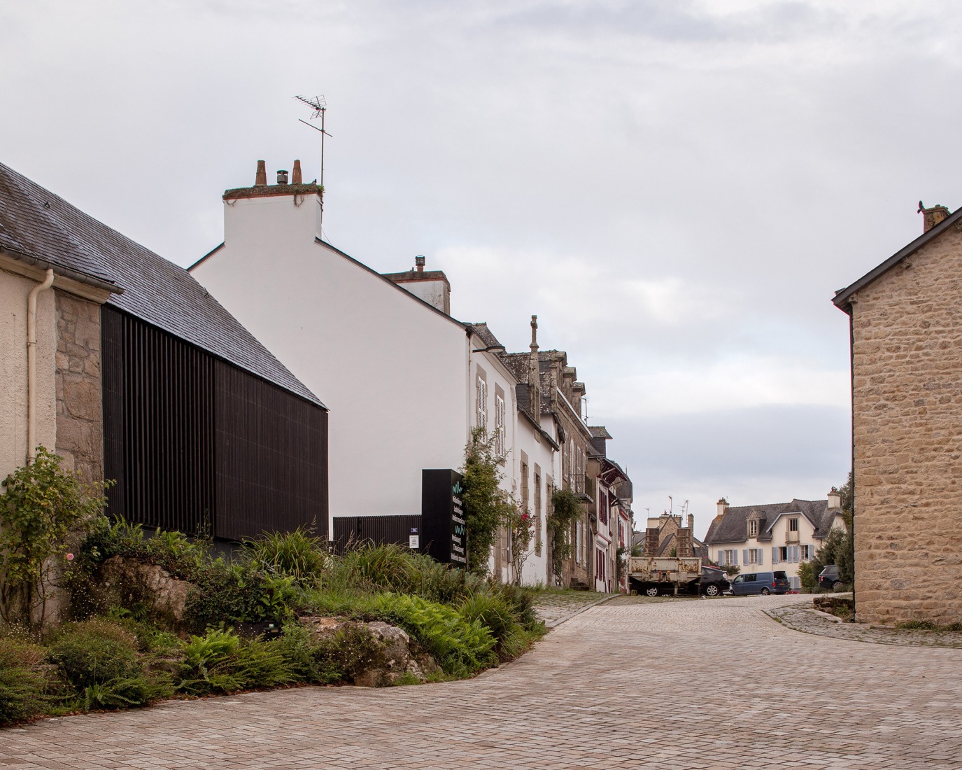 Centro Cultural Pont-Scorff por AGA Architectes Associés. Fotografía por Gaëtan Chevier.
