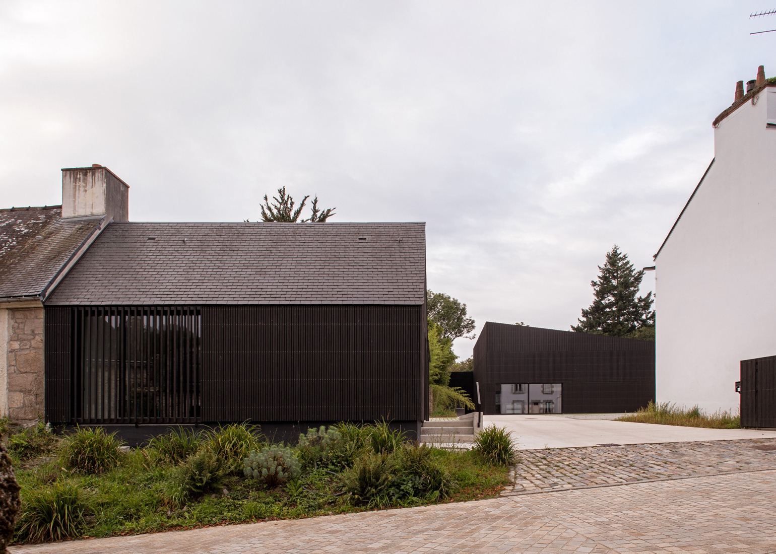 Centro Cultural Pont-Scorff por AGA Architectes Associés. Fotografía por Gaëtan Chevier.