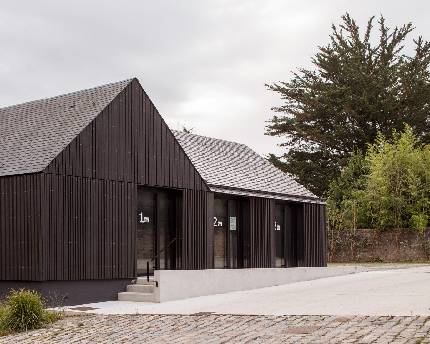 Centro Cultural Pont-Scorff por AGA Architectes Associés. Fotografía por Gaëtan Chevier.