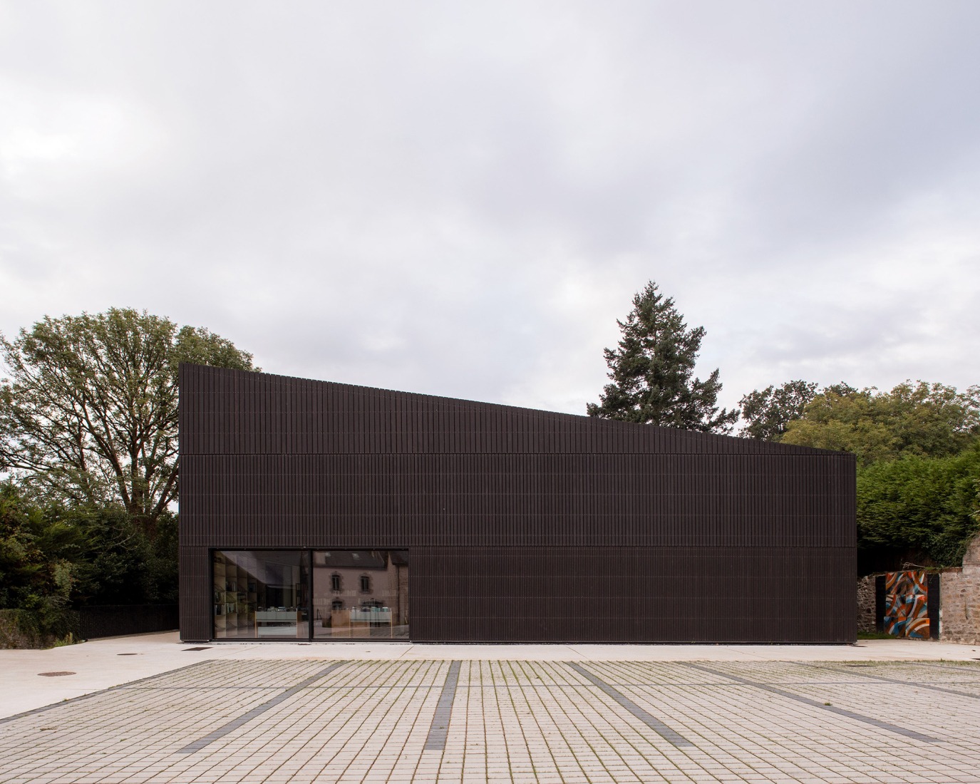 Centro Cultural Pont-Scorff por AGA Architectes Associés. Fotografía por Gaëtan Chevier.
