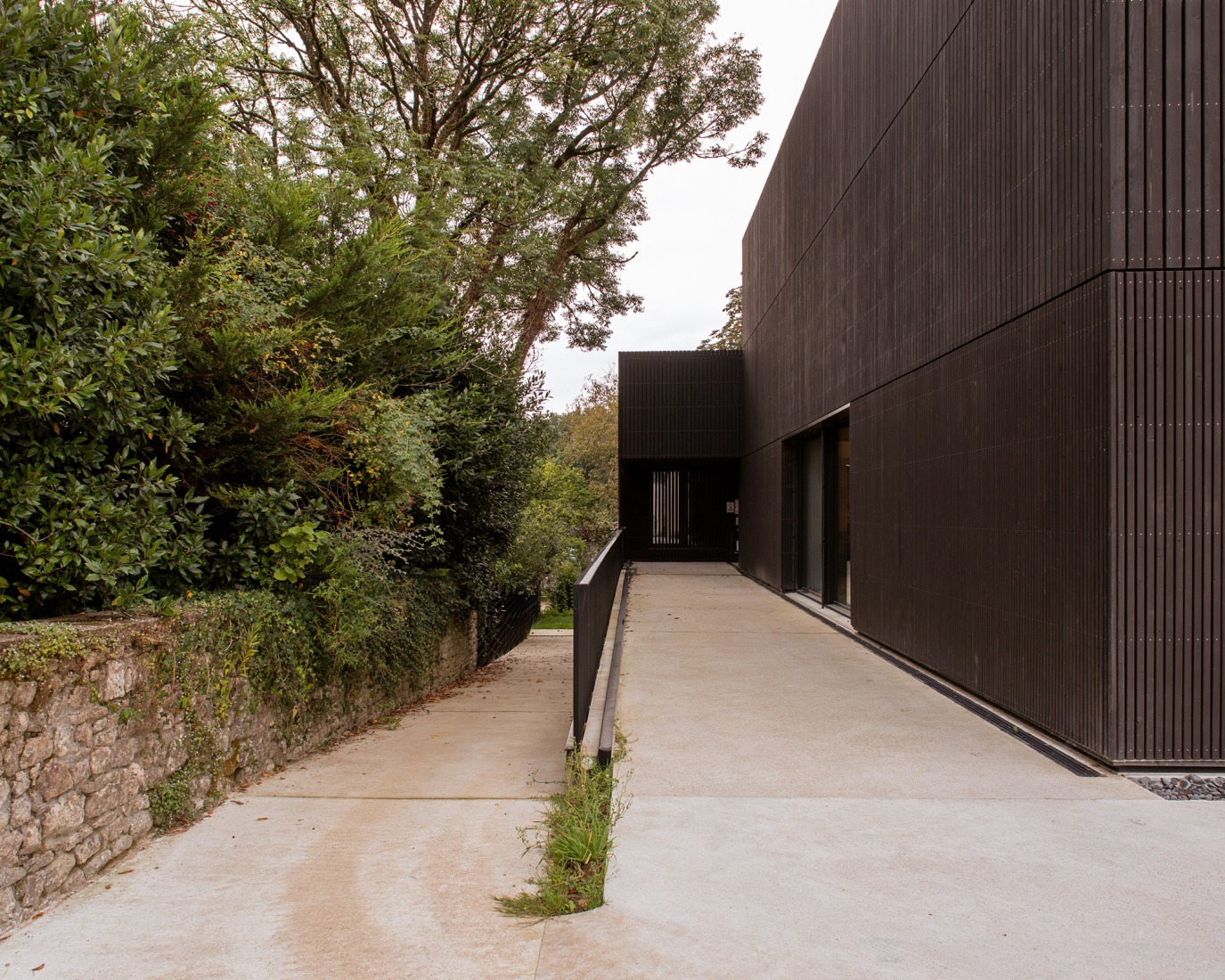Centro Cultural Pont-Scorff por AGA Architectes Associés. Fotografía por Gaëtan Chevier.