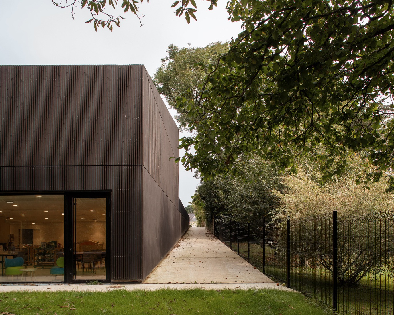Centro Cultural Pont-Scorff por AGA Architectes Associés. Fotografía por Gaëtan Chevier.