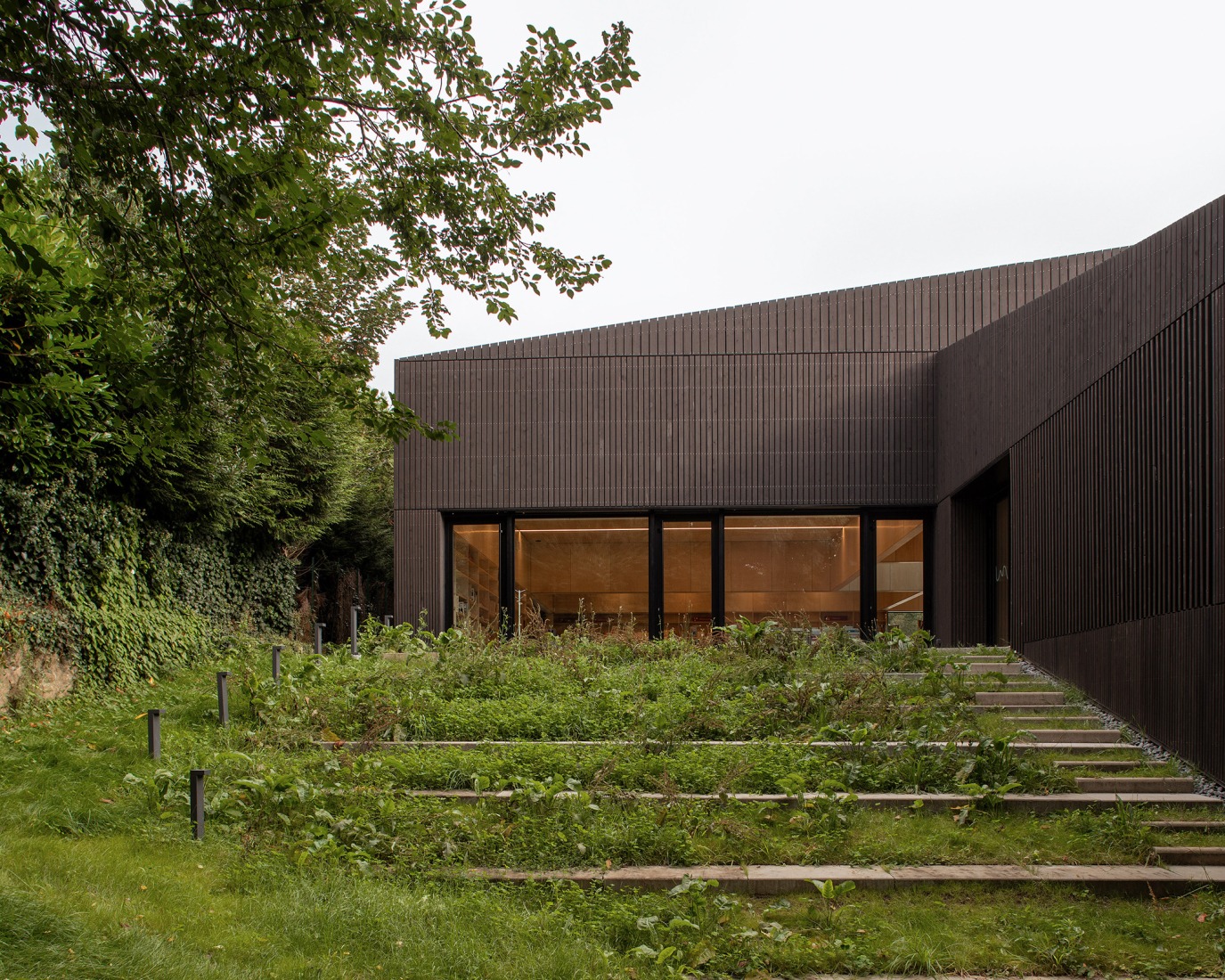 Centro Cultural Pont-Scorff por AGA Architectes Associés. Fotografía por Gaëtan Chevier.