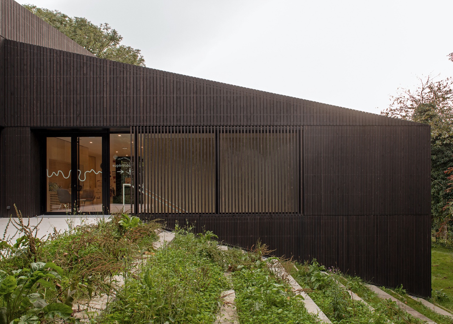 Centro Cultural Pont-Scorff por AGA Architectes Associés. Fotografía por Gaëtan Chevier.