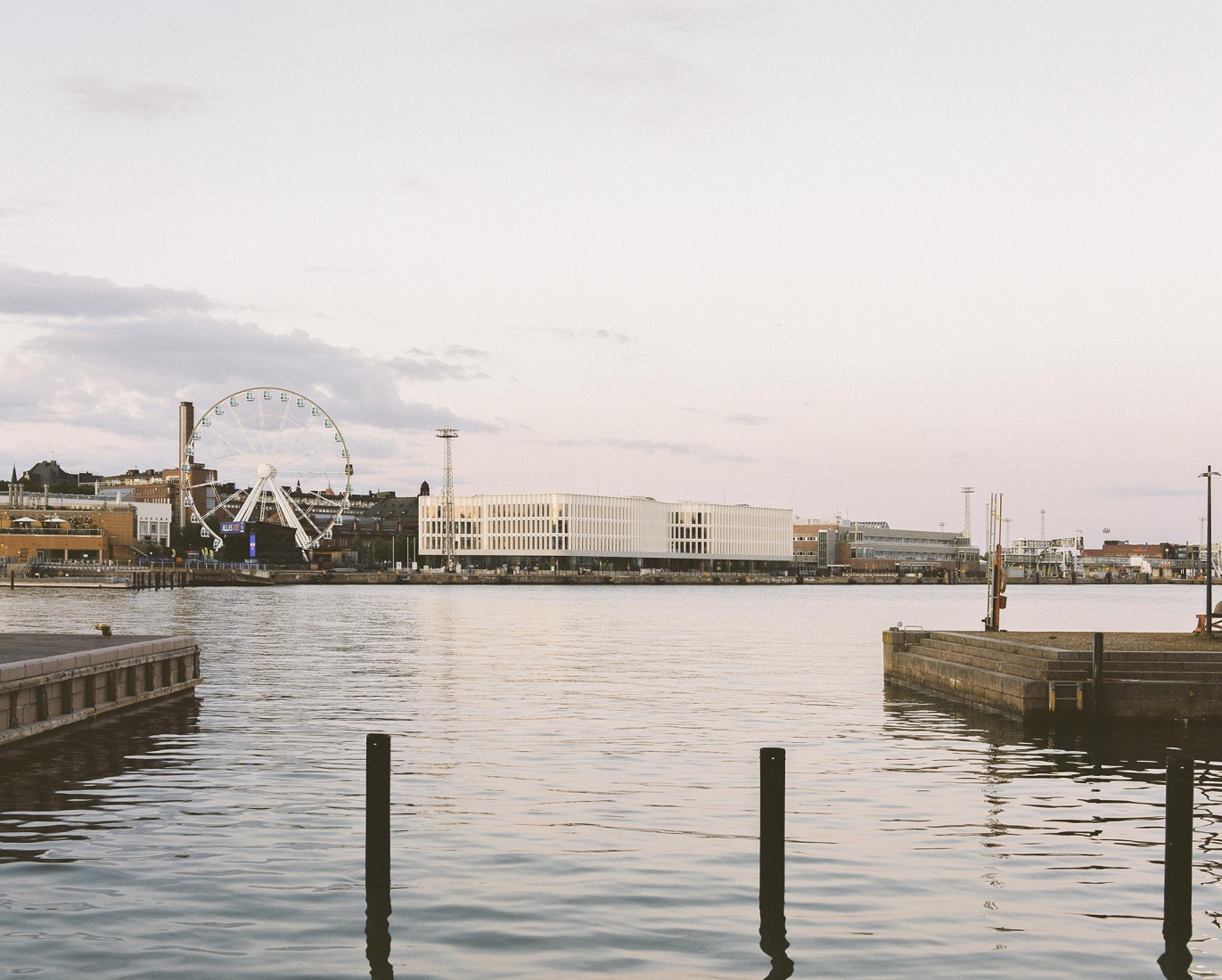 Katajanokan Laituri by Anttinen Oiva Architects. Photograph by Kalle Kouhia.