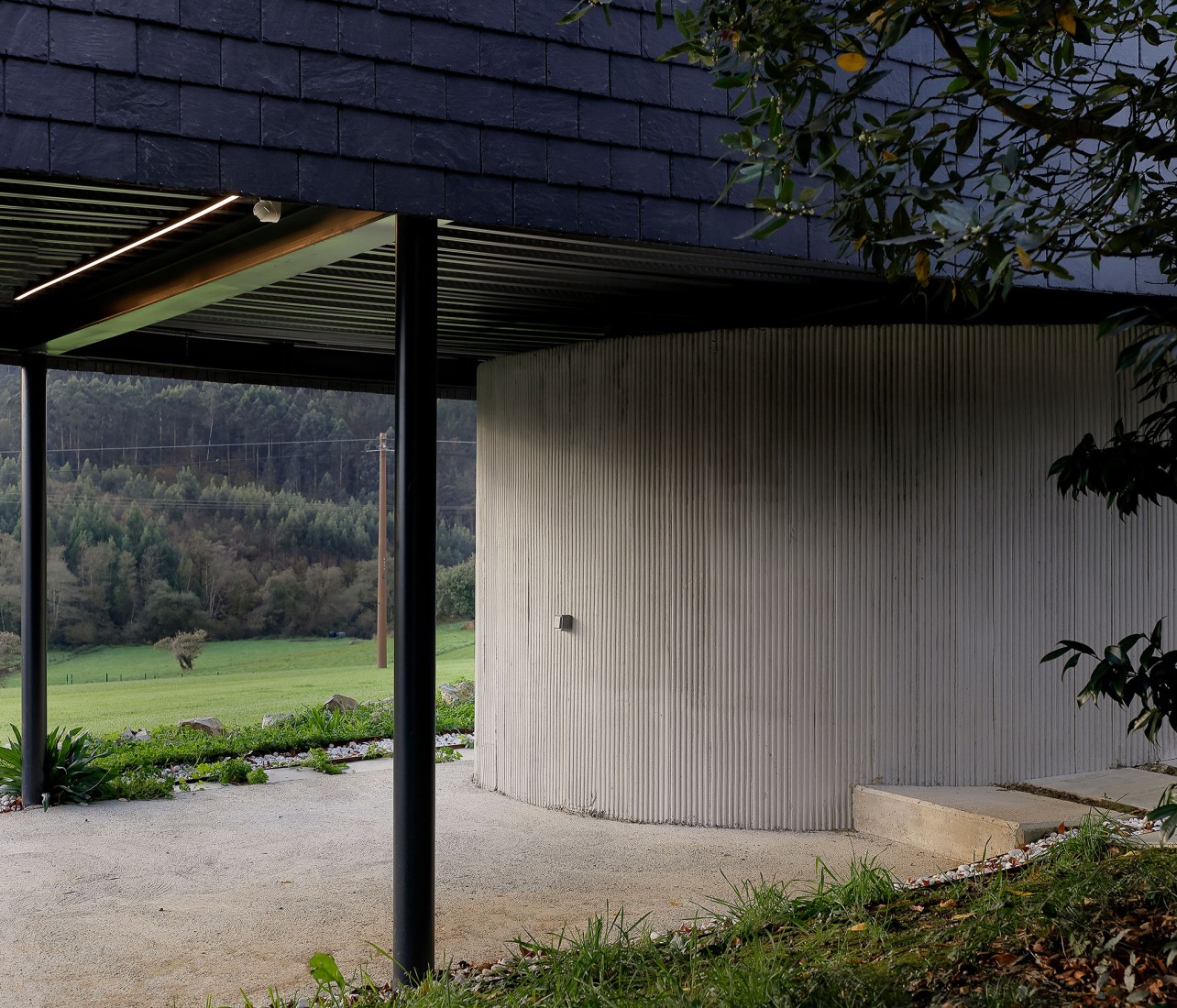 Vivienda unifamiliar «Big Fish» por F5 Proyectos y Arquitectura. Fotografía por Iván Morán. 