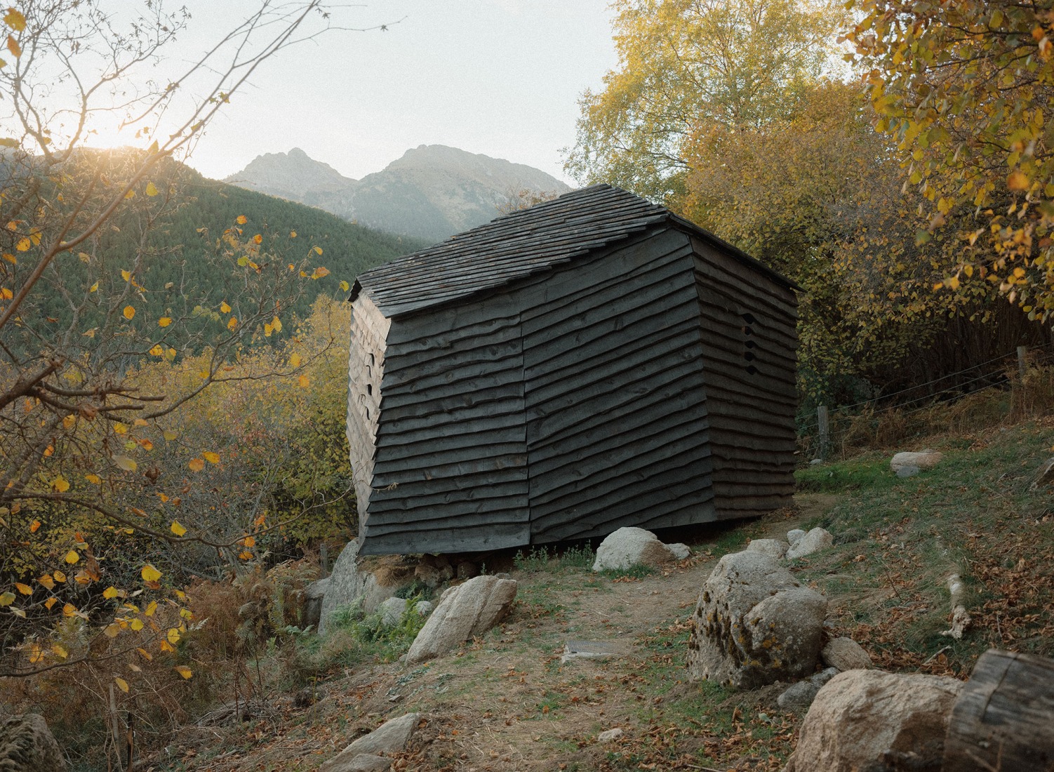 Cabaña «Forestone» por IAAC. Fotografía por Alexander Herbig.