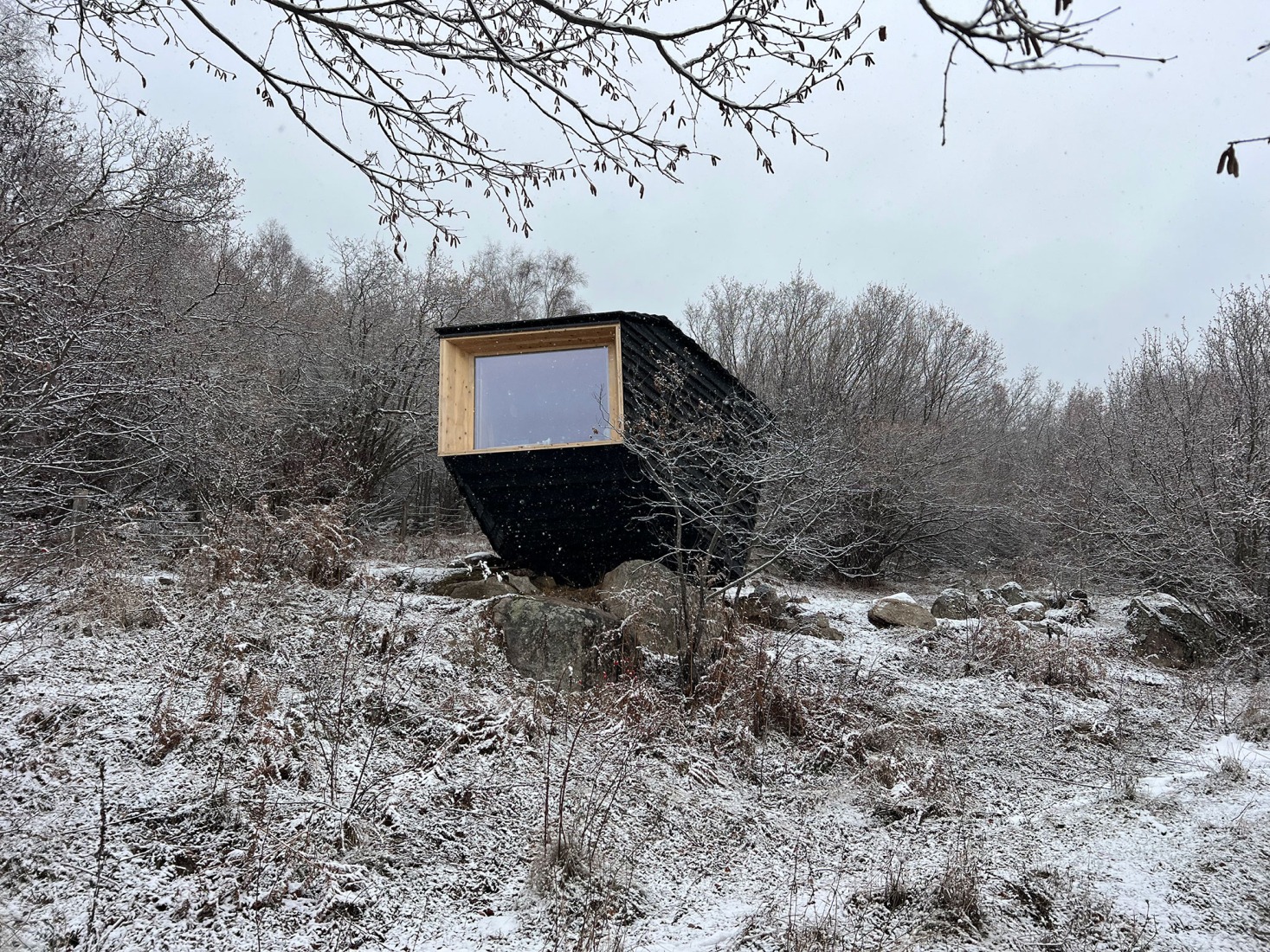 Cabaña «Forestone» por IAAC. Fotografía por Nina Poort.