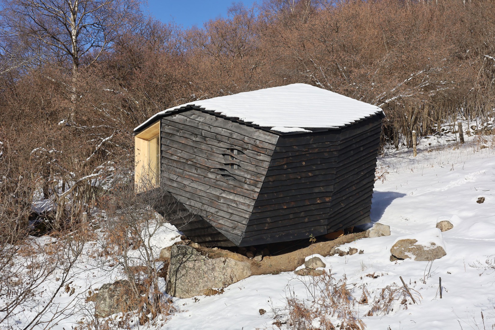 Cabaña «Forestone» por IAAC. Fotografía por Nina Poort.