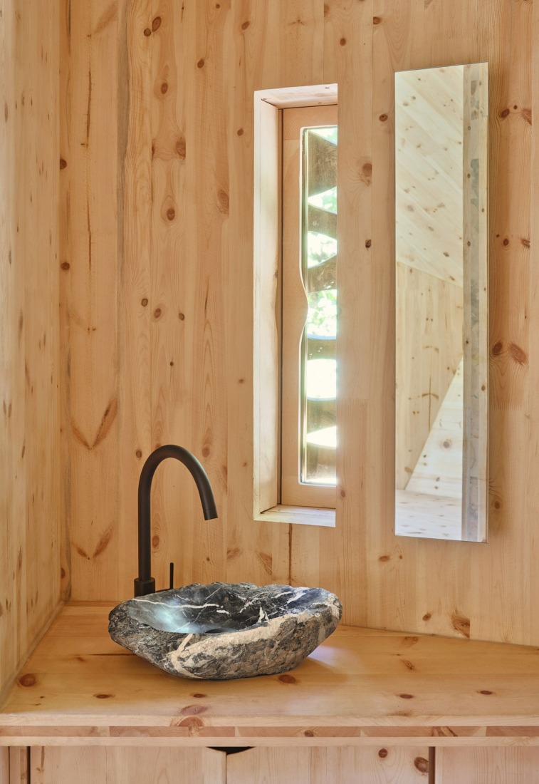 Cabaña «Forestone» por IAAC. Fotografía por Adrià Goula.