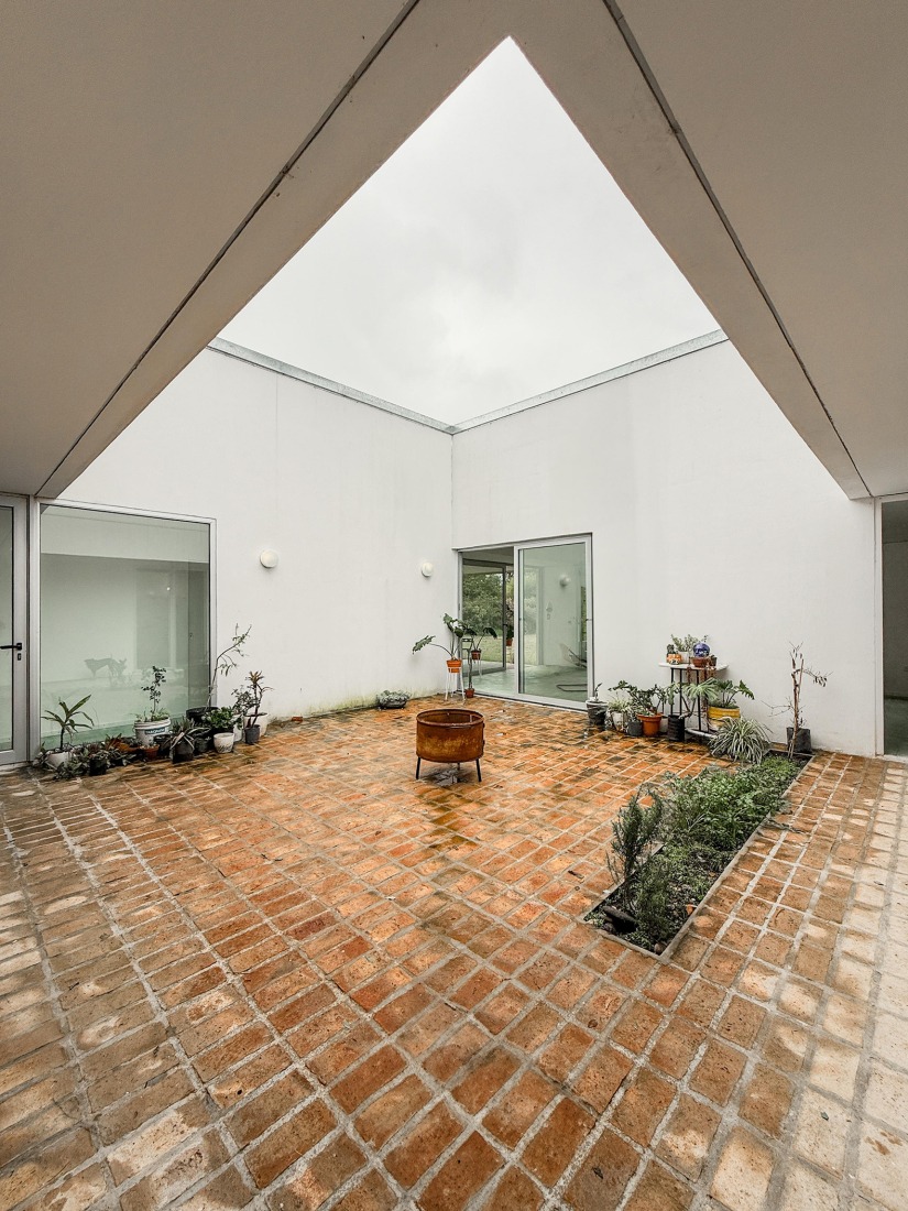 «Las Casuarinas» por GAA – Grupo Abierto de arquitectura. Fotografía por Ezequiel Spinelli.