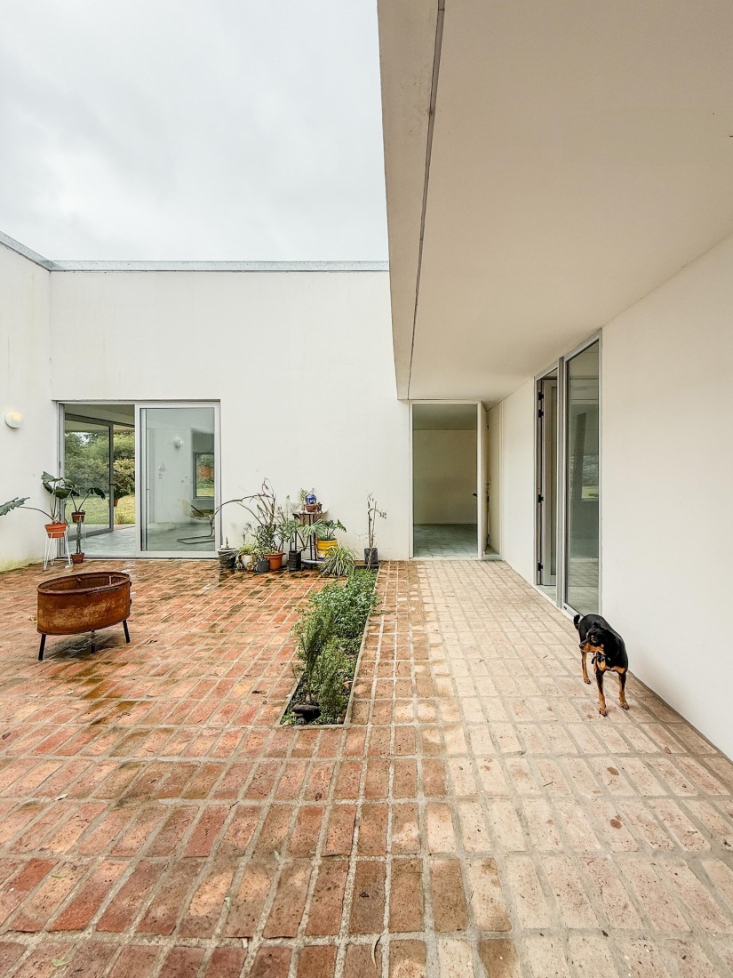 «Las Casuarinas» por GAA – Grupo Abierto de arquitectura. Fotografía por Ezequiel Spinelli.