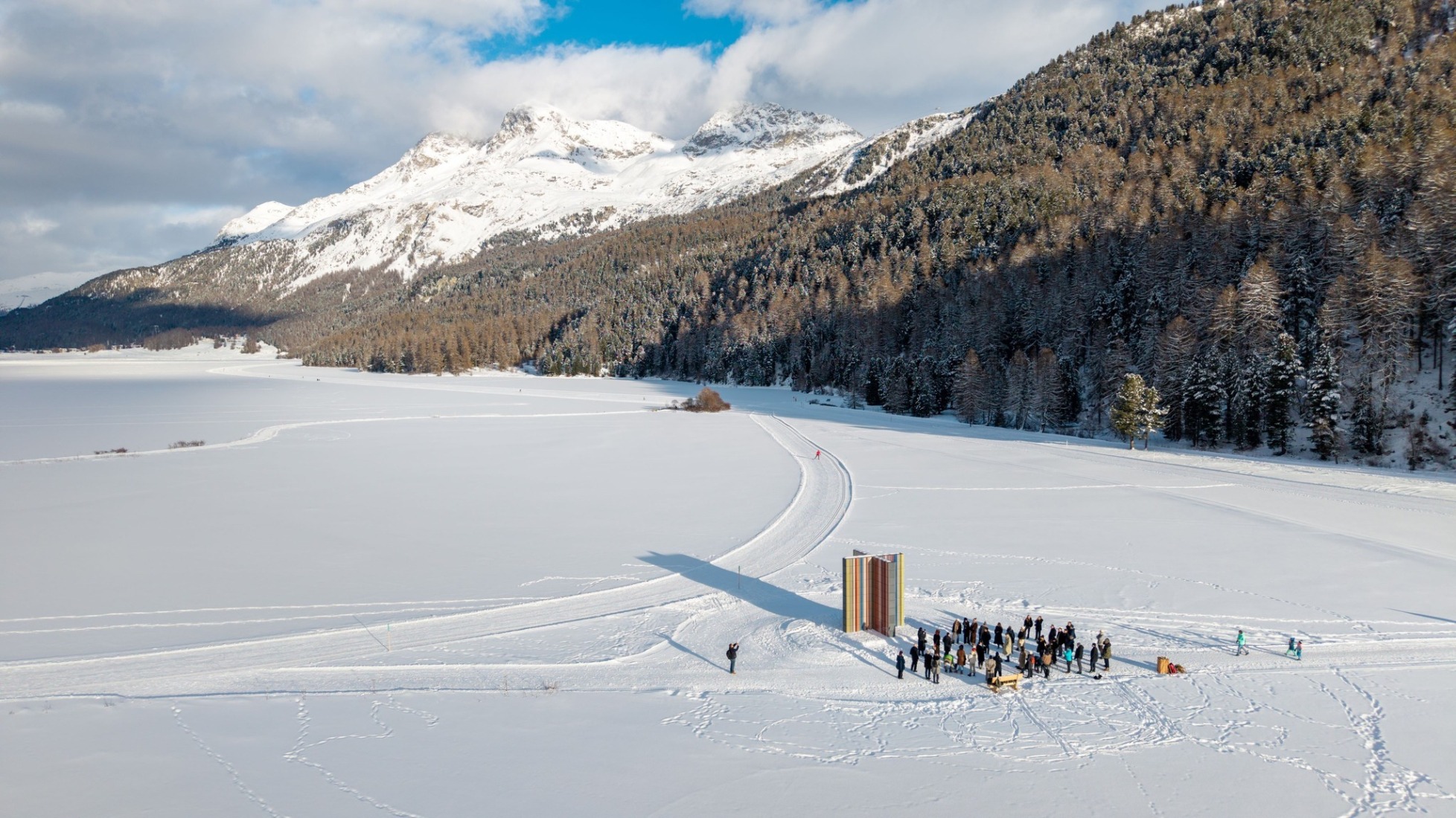 Gerhard Richter. Strip Tower (962), 2023, Sils Maria, Switzerland, 2026. Photography by Luzi Seiler  / Gerhard Richter, courtesy of PARKHOTEL MARGNA.