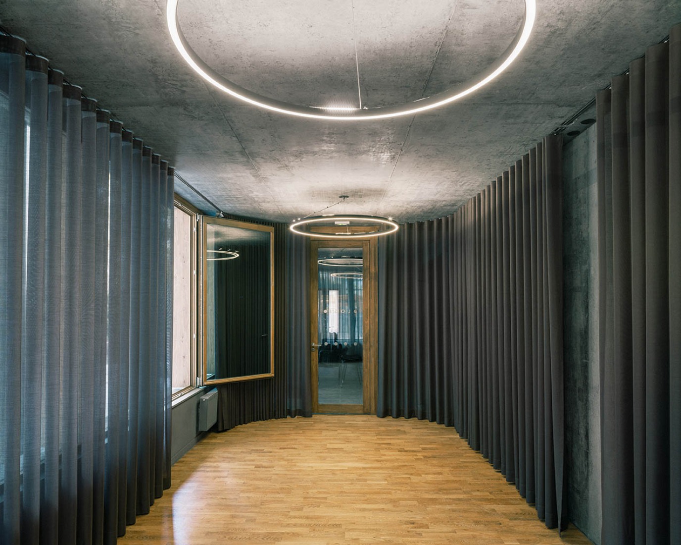 36 viviendas sociales por Nicolas Hugoo Architecture. Fotografía por Charly Broyez.