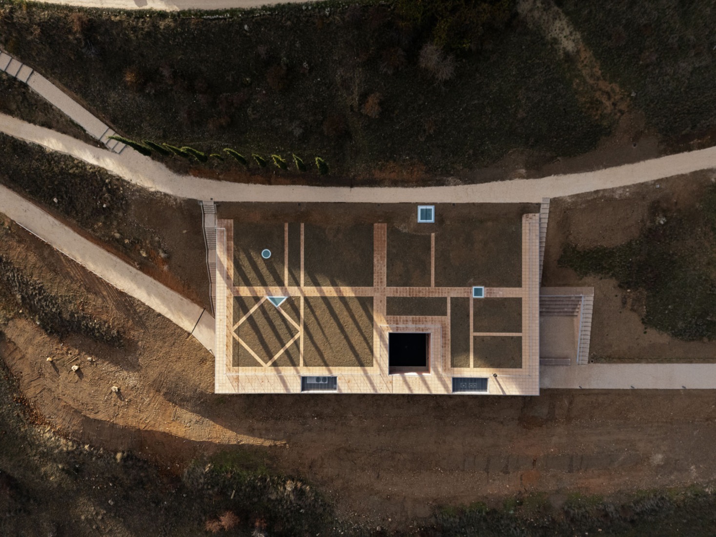 Centro de Recepción de Visitantes de Colonia Clunia Sulpicia por Tejedor Linares Arquitectos. Fotografía por Fernando Alda.