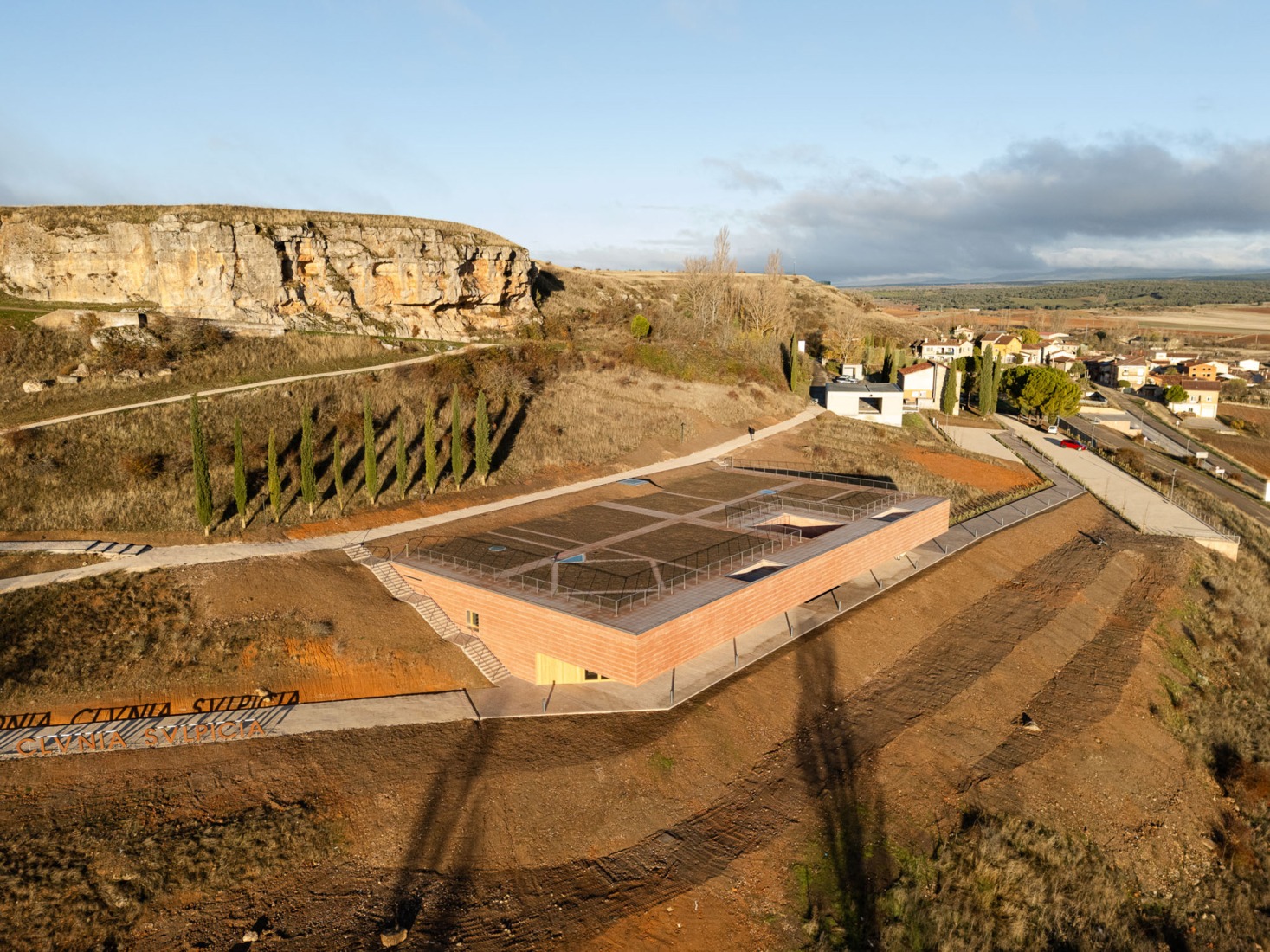 Centro de Recepción de Visitantes de Colonia Clunia Sulpicia por Tejedor Linares Arquitectos. Fotografía por Fernando Alda.