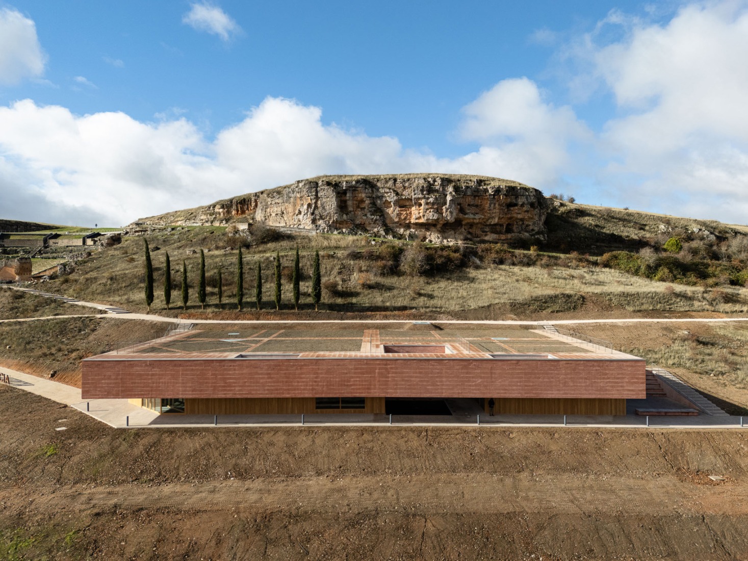 Centro de Recepción de Visitantes de Colonia Clunia Sulpicia por Tejedor Linares Arquitectos. Fotografía por Fernando Alda.