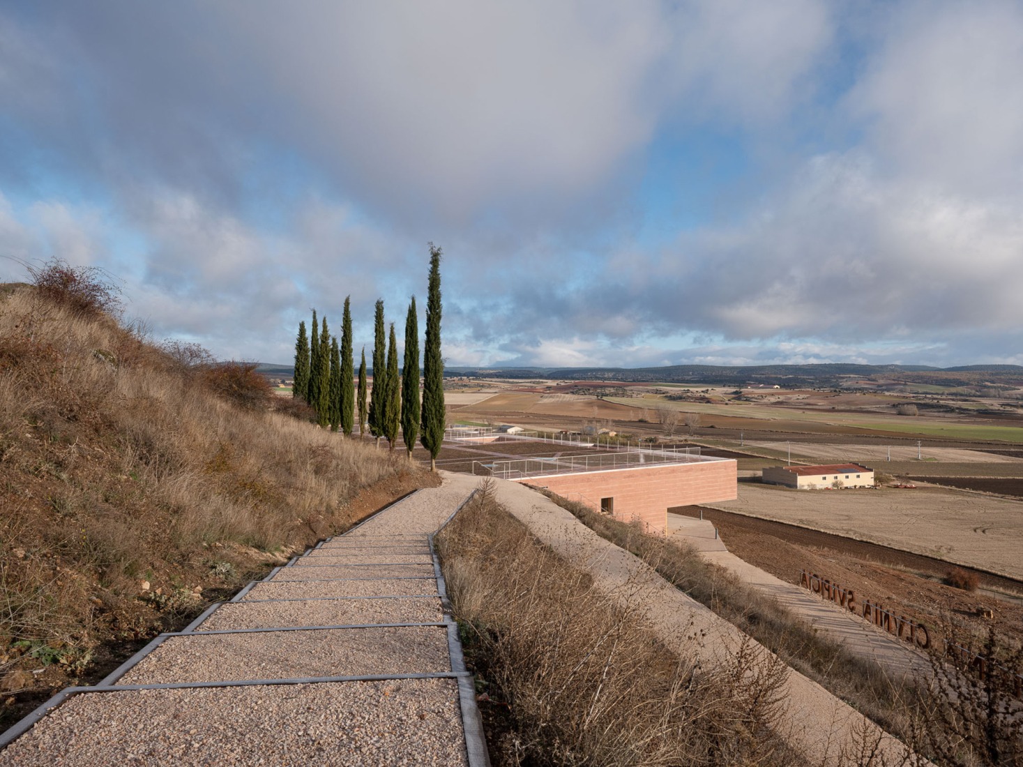 Centro de Recepción de Visitantes de Colonia Clunia Sulpicia por Tejedor Linares Arquitectos. Fotografía por Fernando Alda.