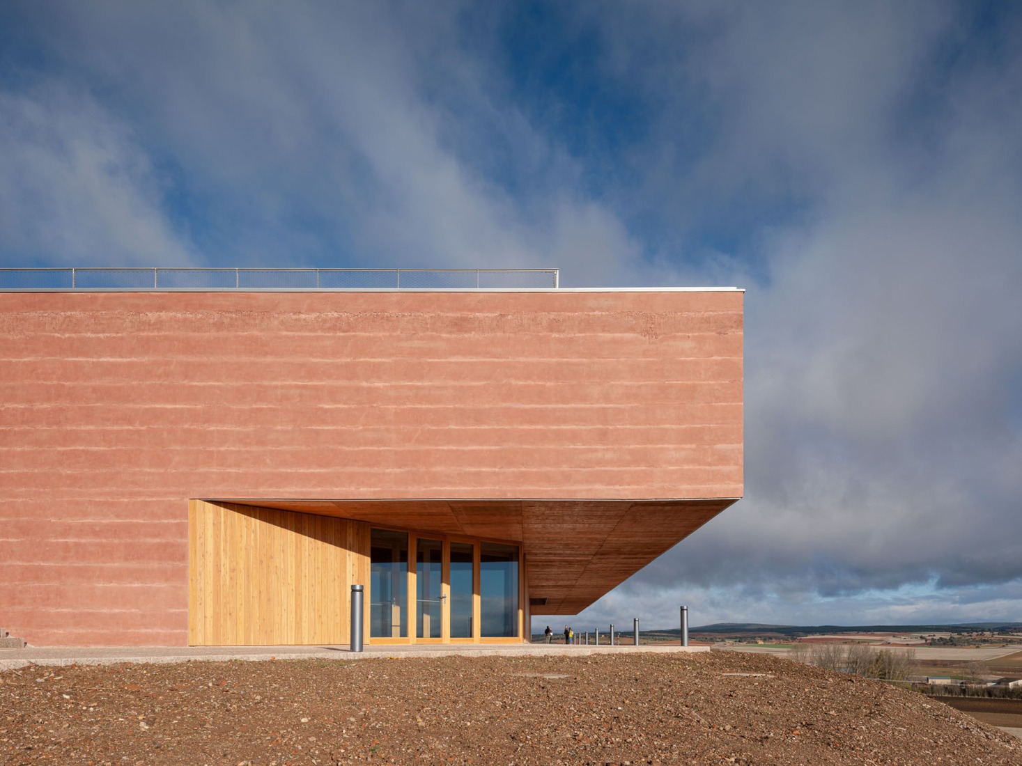 Centro de Recepción de Visitantes de Colonia Clunia Sulpicia por Tejedor Linares Arquitectos. Fotografía por Fernando Alda.