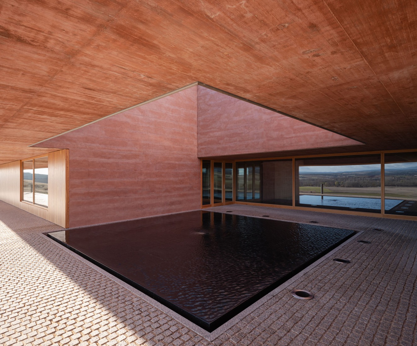 Centro de Recepción de Visitantes de Colonia Clunia Sulpicia por Tejedor Linares Arquitectos. Fotografía por Fernando Alda.