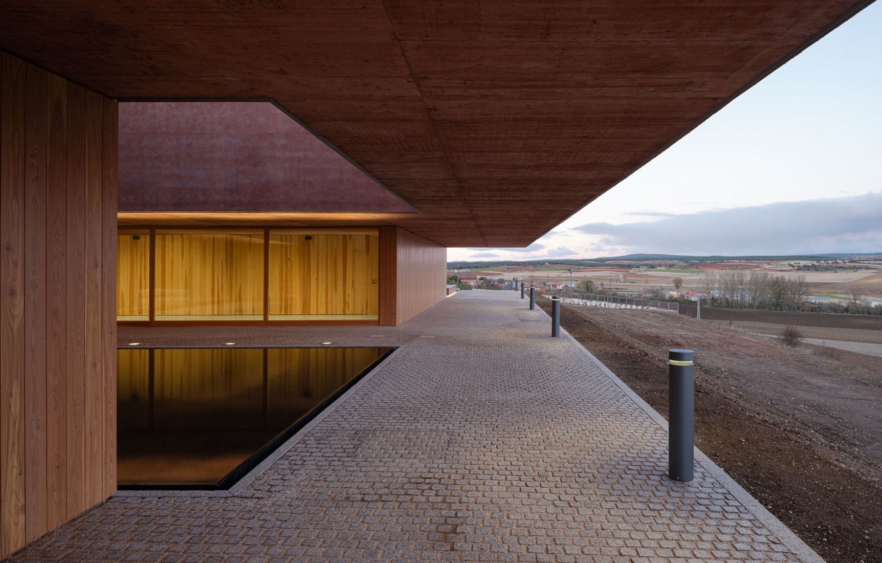 Centro de Recepción de Visitantes de Colonia Clunia Sulpicia por Tejedor Linares Arquitectos. Fotografía por Fernando Alda.