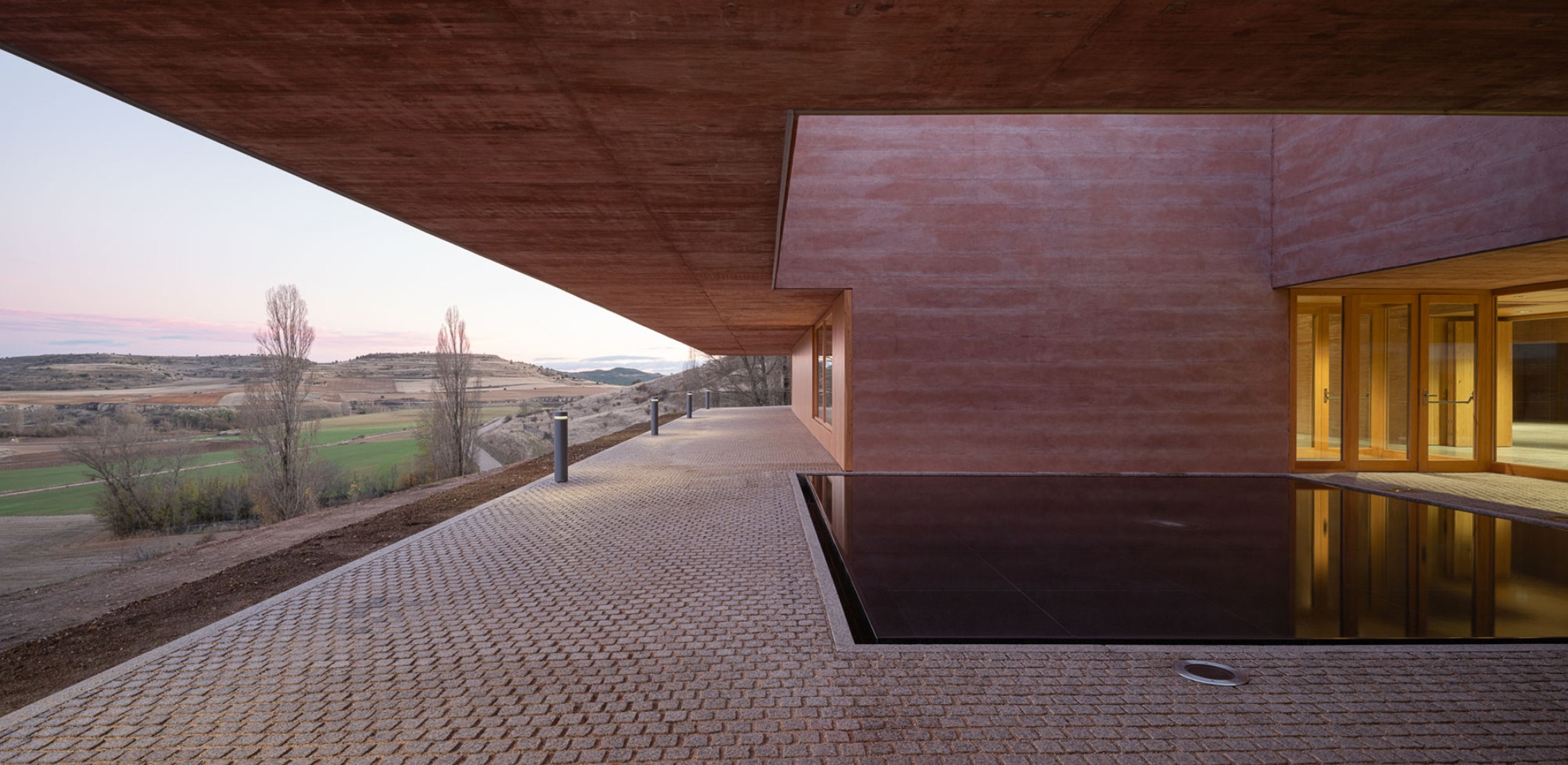 Centro de Recepción de Visitantes de Colonia Clunia Sulpicia por Tejedor Linares Arquitectos. Fotografía por Fernando Alda.