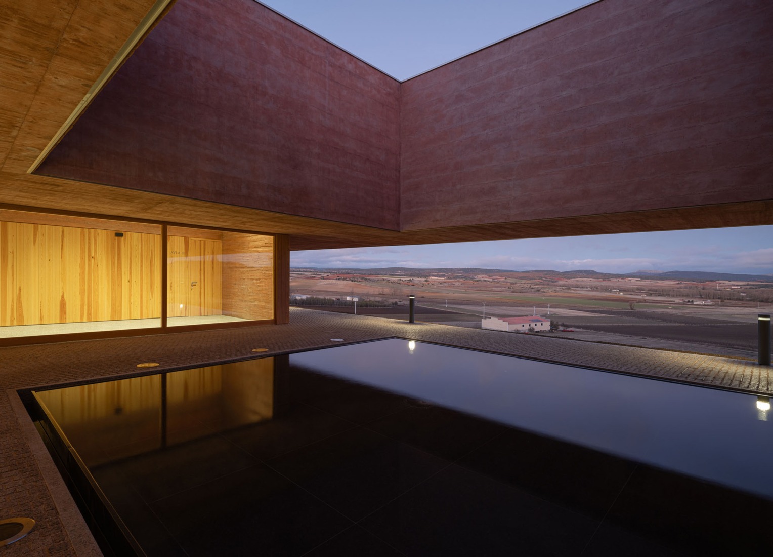Centro de Recepción de Visitantes de Colonia Clunia Sulpicia por Tejedor Linares Arquitectos. Fotografía por Fernando Alda.