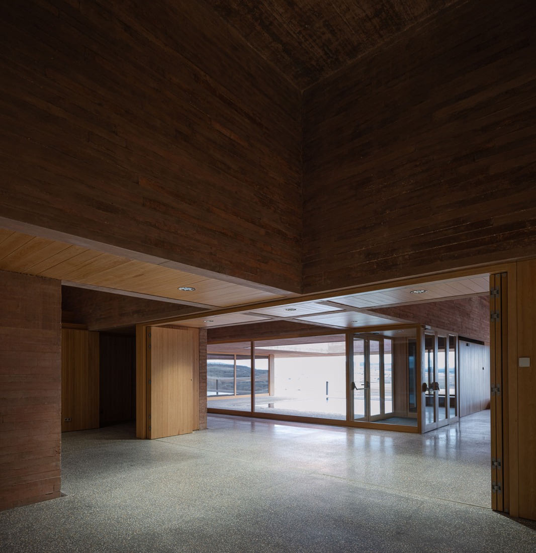 Centro de Recepción de Visitantes de Colonia Clunia Sulpicia por Tejedor Linares Arquitectos. Fotografía por Fernando Alda.