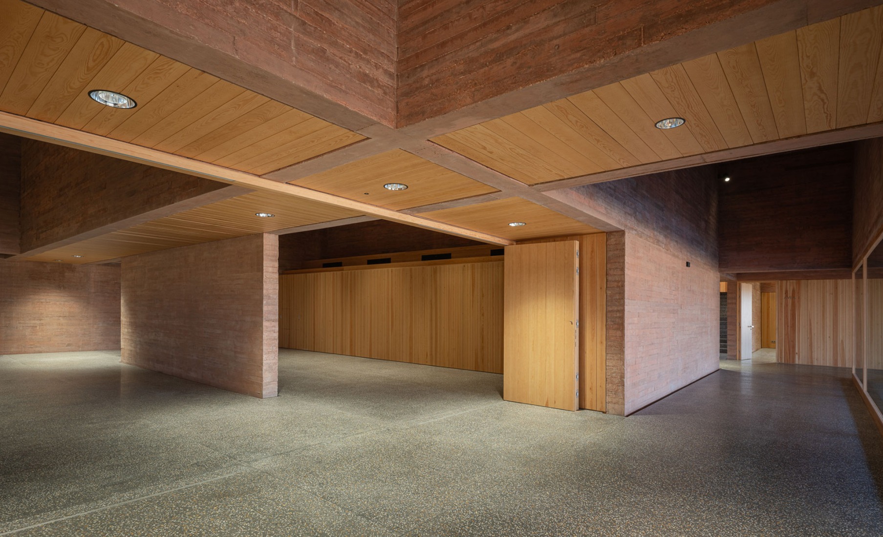 Centro de Recepción de Visitantes de Colonia Clunia Sulpicia por Tejedor Linares Arquitectos. Fotografía por Fernando Alda.