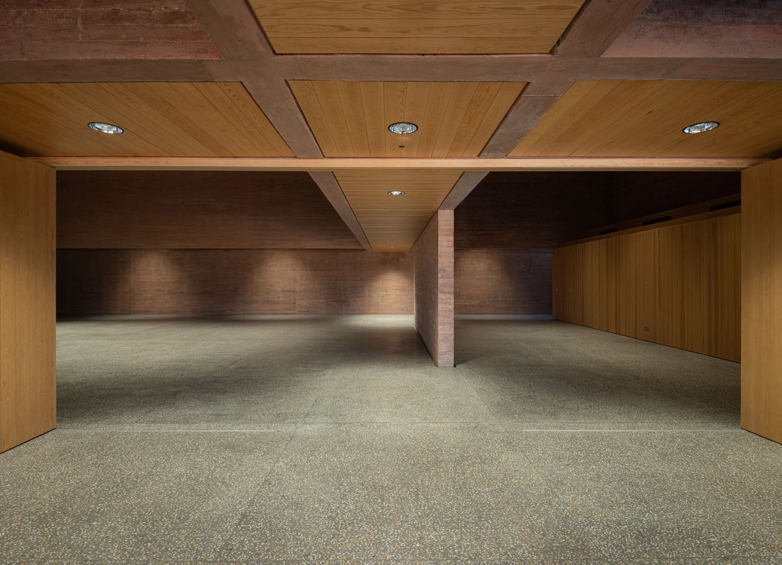 Centro de Recepción de Visitantes de Colonia Clunia Sulpicia por Tejedor Linares Arquitectos. Fotografía por Fernando Alda.