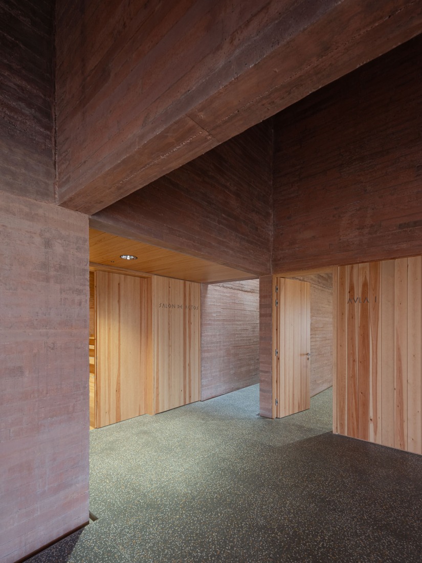 Centro de Recepción de Visitantes de Colonia Clunia Sulpicia por Tejedor Linares Arquitectos. Fotografía por Fernando Alda.