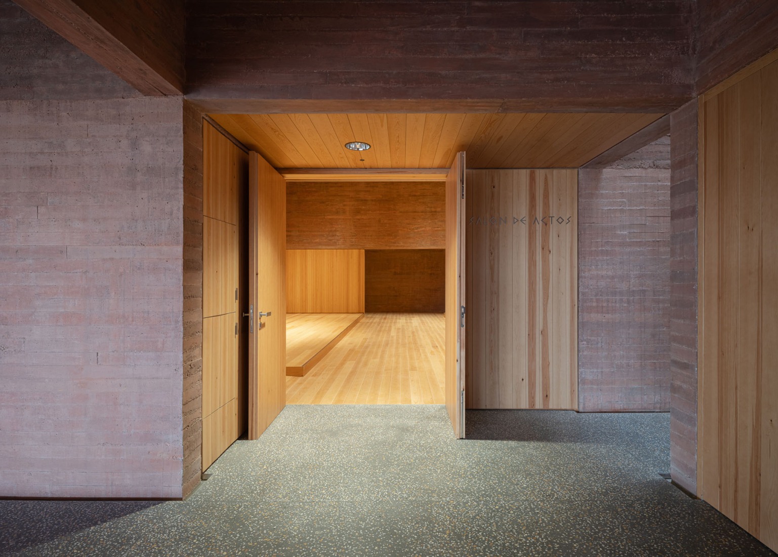 Centro de Recepción de Visitantes de Colonia Clunia Sulpicia por Tejedor Linares Arquitectos. Fotografía por Fernando Alda.