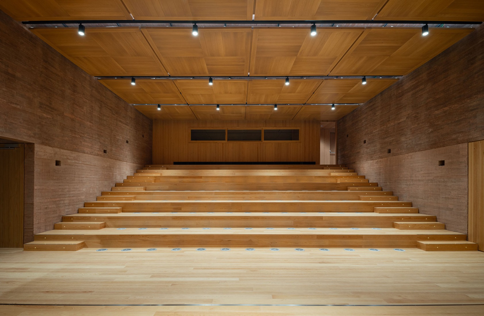 Centro de Recepción de Visitantes de Colonia Clunia Sulpicia por Tejedor Linares Arquitectos. Fotografía por Fernando Alda.