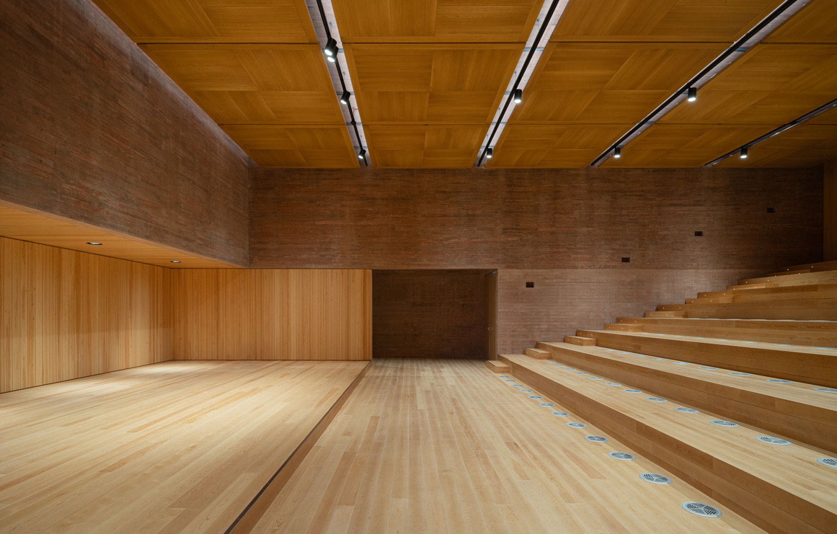 Centro de Recepción de Visitantes de Colonia Clunia Sulpicia por Tejedor Linares Arquitectos. Fotografía por Fernando Alda.