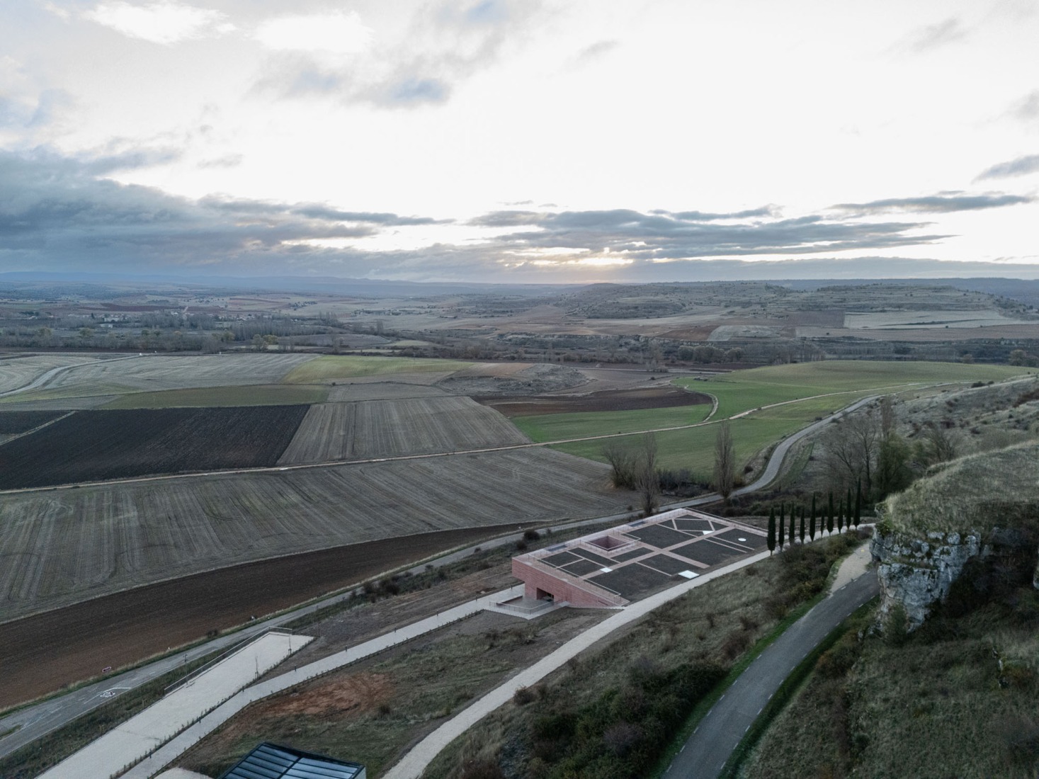 Centro de Recepción de Visitantes de Colonia Clunia Sulpicia por Tejedor Linares Arquitectos. Fotografía por Fernando Alda.