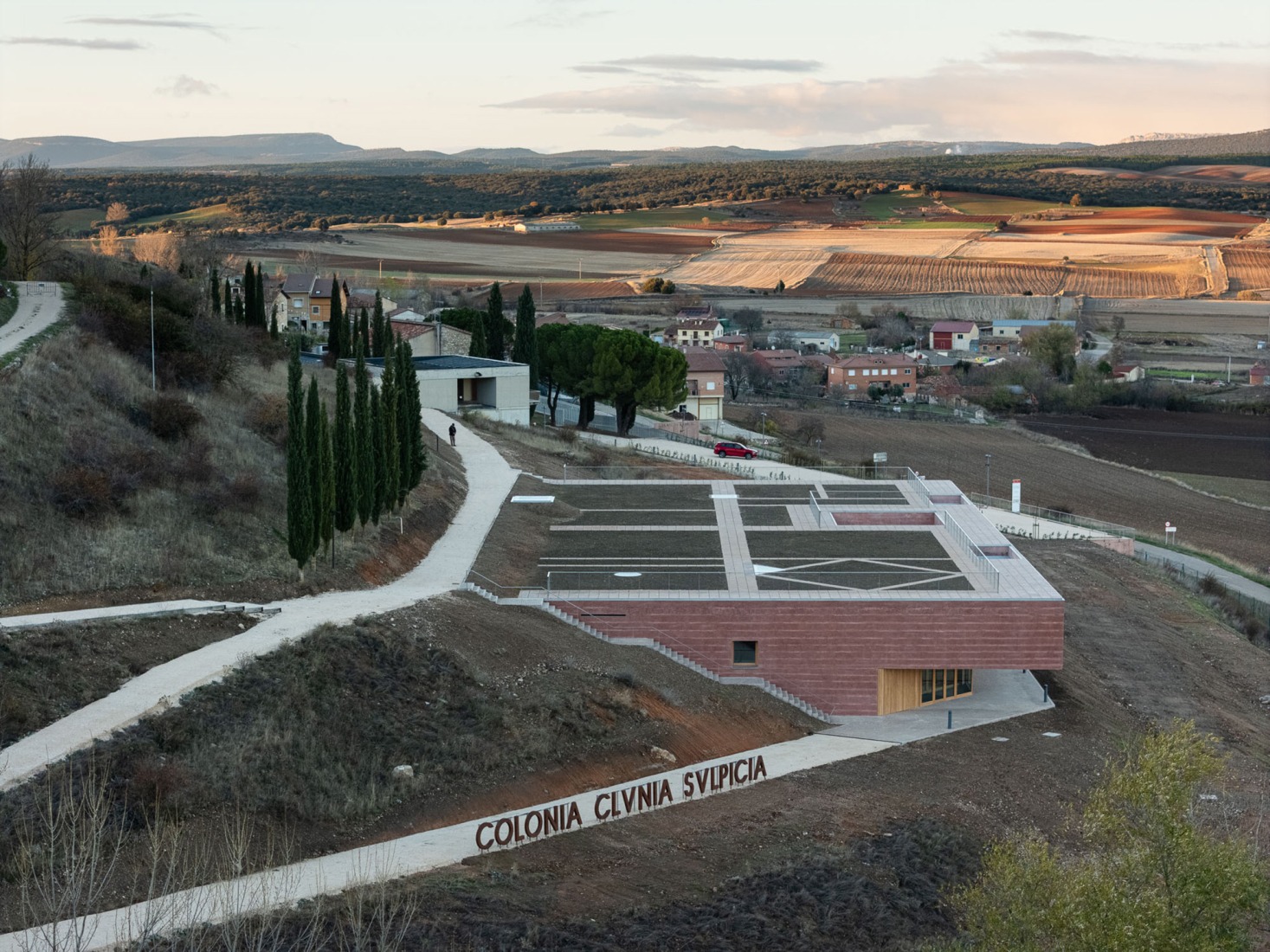 Centro de Recepción de Visitantes de Colonia Clunia Sulpicia por Tejedor Linares Arquitectos. Fotografía por Fernando Alda.