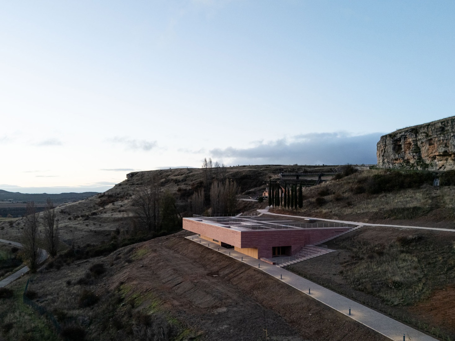 Centro de Recepción de Visitantes de Colonia Clunia Sulpicia por Tejedor Linares Arquitectos. Fotografía por Fernando Alda.
