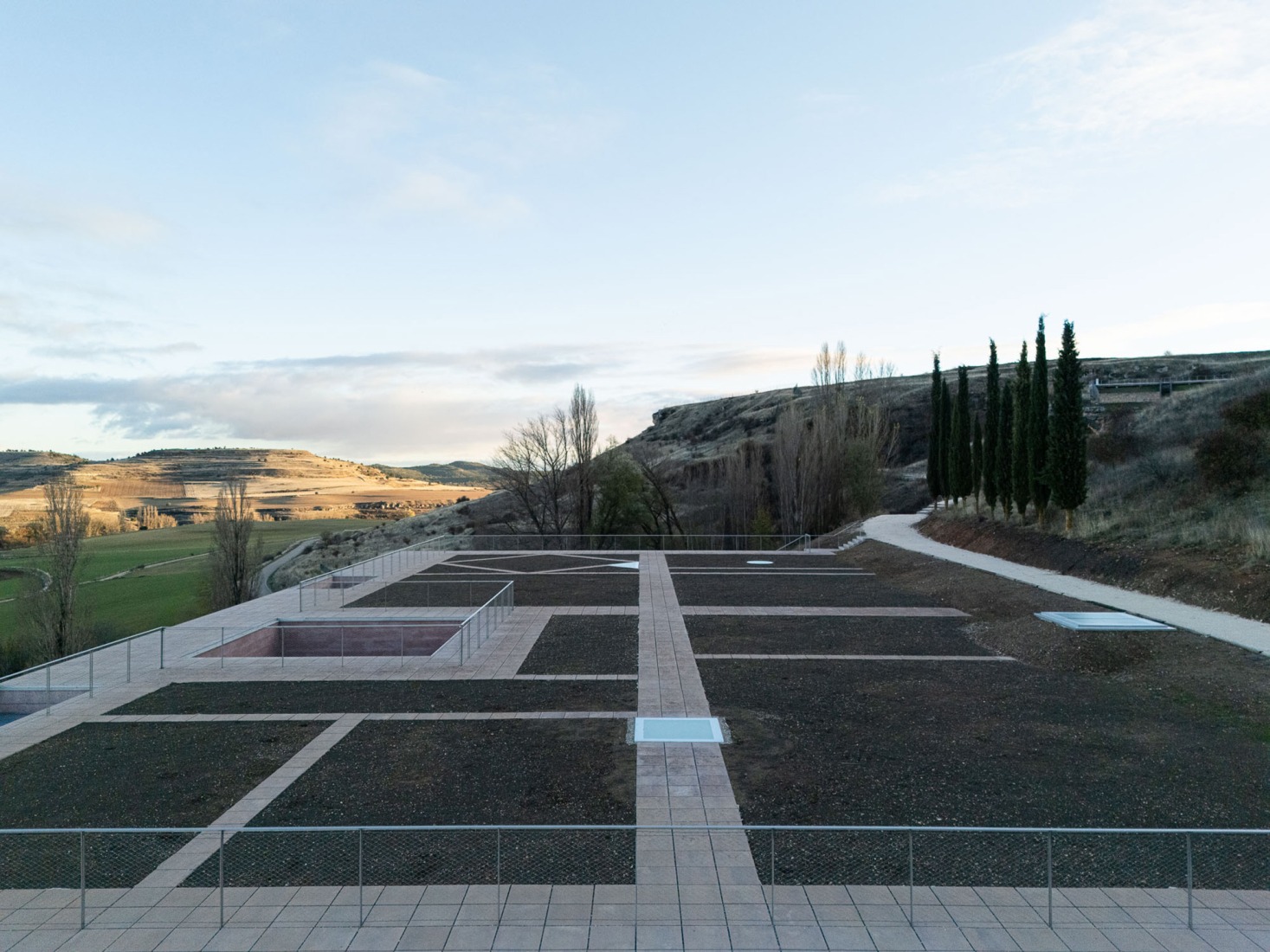 Centro de Recepción de Visitantes de Colonia Clunia Sulpicia por Tejedor Linares Arquitectos. Fotografía por Fernando Alda.