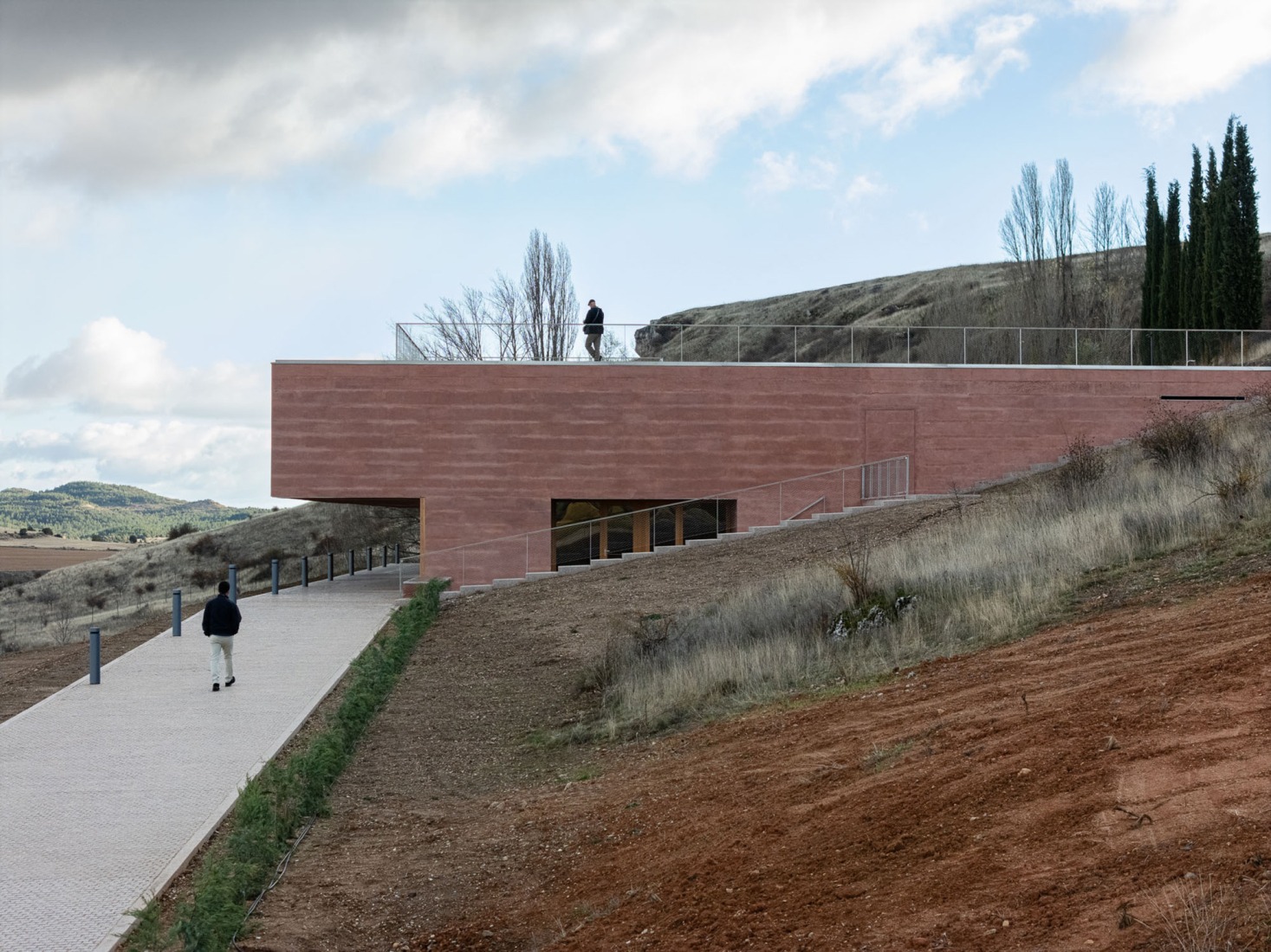 Centro de Recepción de Visitantes de Colonia Clunia Sulpicia por Tejedor Linares Arquitectos. Fotografía por Fernando Alda.