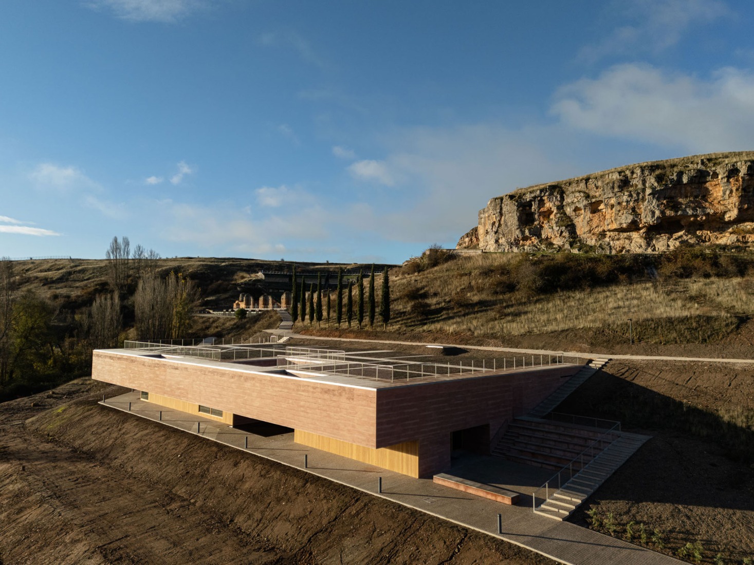 Centro de Recepción de Visitantes de Colonia Clunia Sulpicia por Tejedor Linares Arquitectos. Fotografía por Fernando Alda.