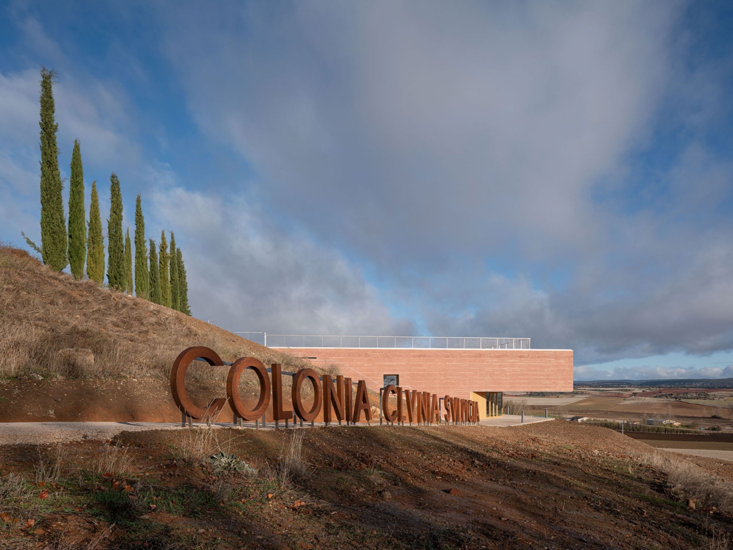 Centro de Recepción de Visitantes de Colonia Clunia Sulpicia por Tejedor Linares Arquitectos. Fotografía por Fernando Alda.