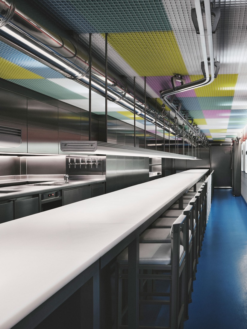 "Sala de Despiece SDD1" by yyplusplus. Photograph by Enanei.