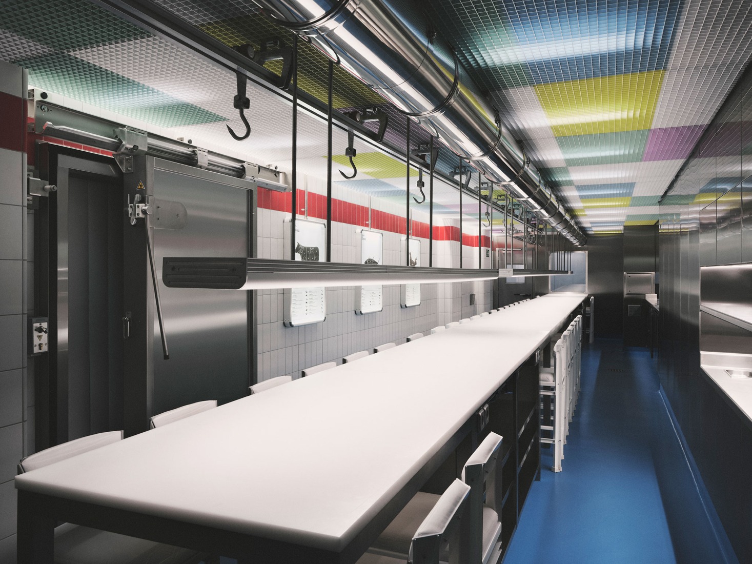 "Sala de Despiece SDD1" by yyplusplus. Photograph by Enanei.